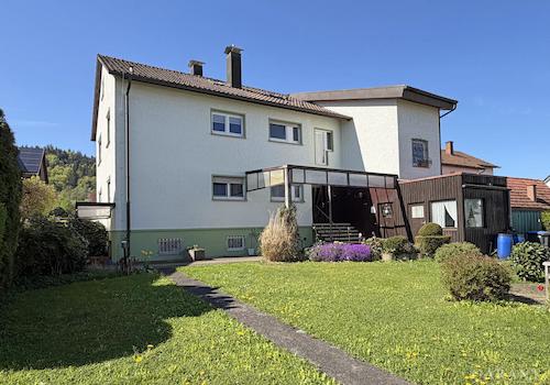 Garten mit Blick aufs Haus