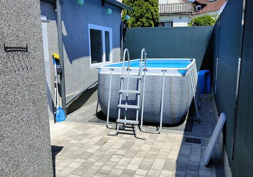 Außenbereich mit Aufstellpool