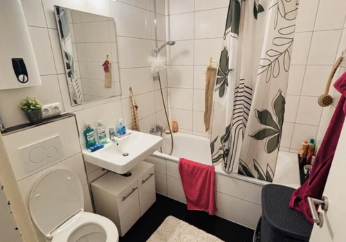 Toilette mit Badewanne