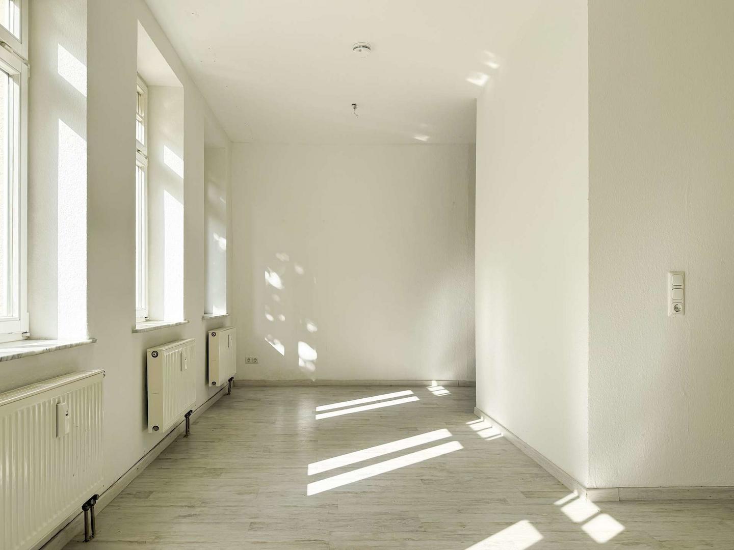 lichtdurchflutetes Wohnzimmer