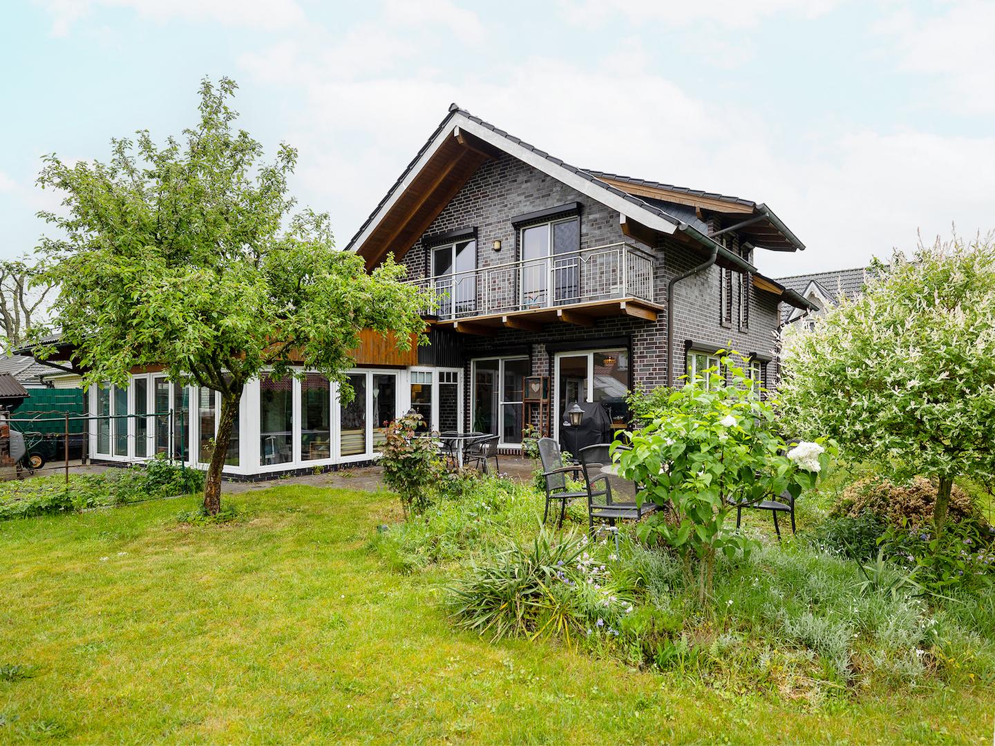 Rückansicht des Hauses mit Garten