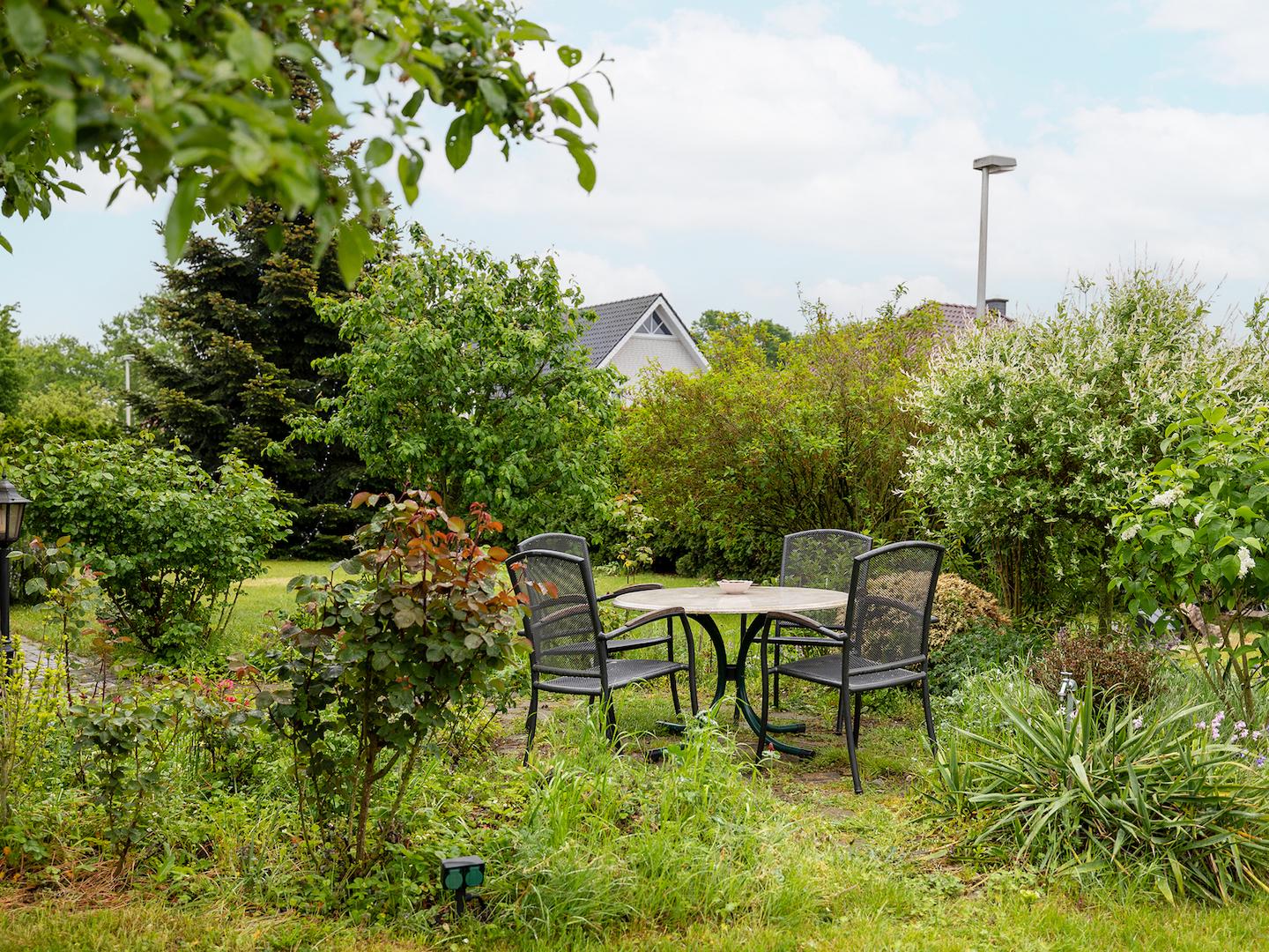 Gartenansicht mit Sitzbereich