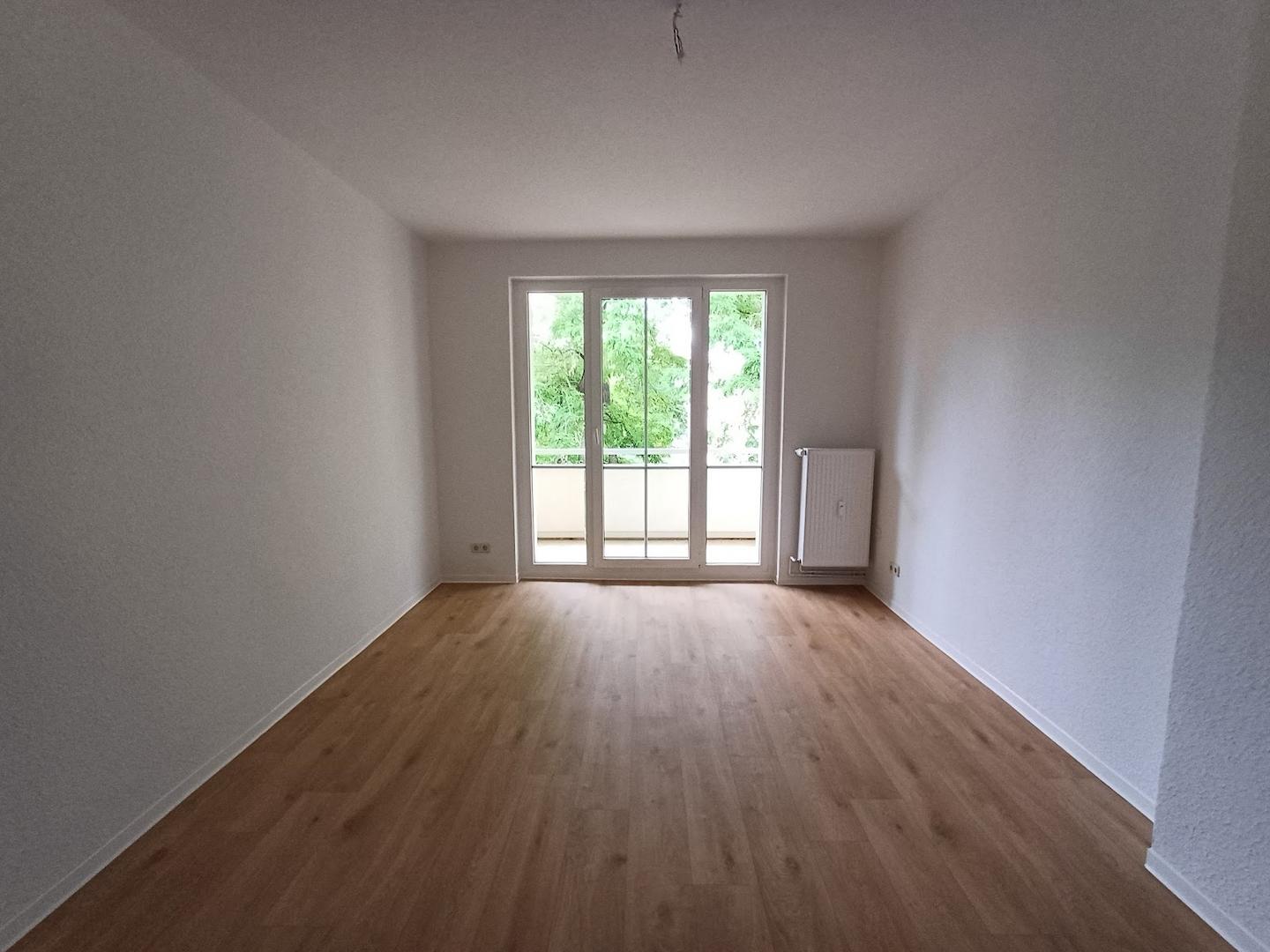 Wohnzimmer mit Balkon