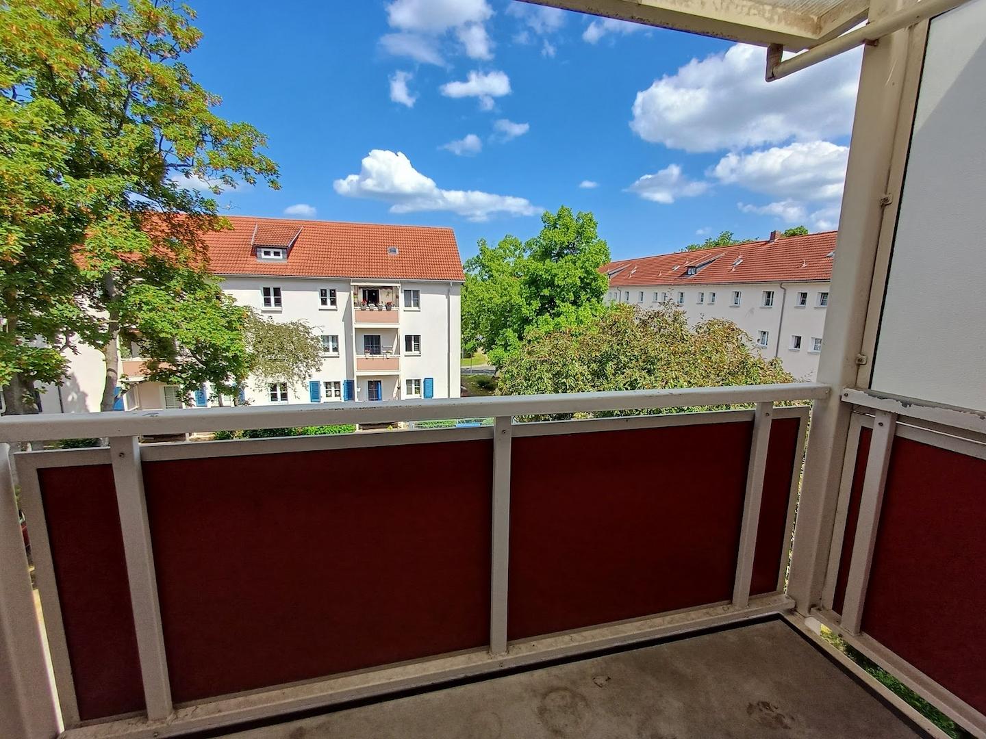 Balkonausblick in den grünen Innenhof