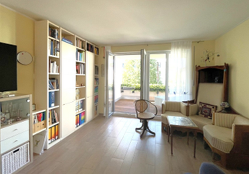 Wohnzimmer mit Balkon
