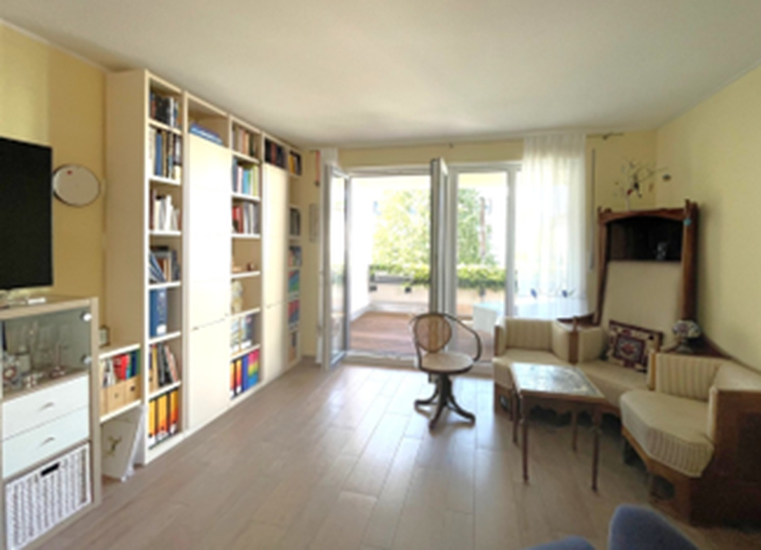 Wohnzimmer mit Balkon