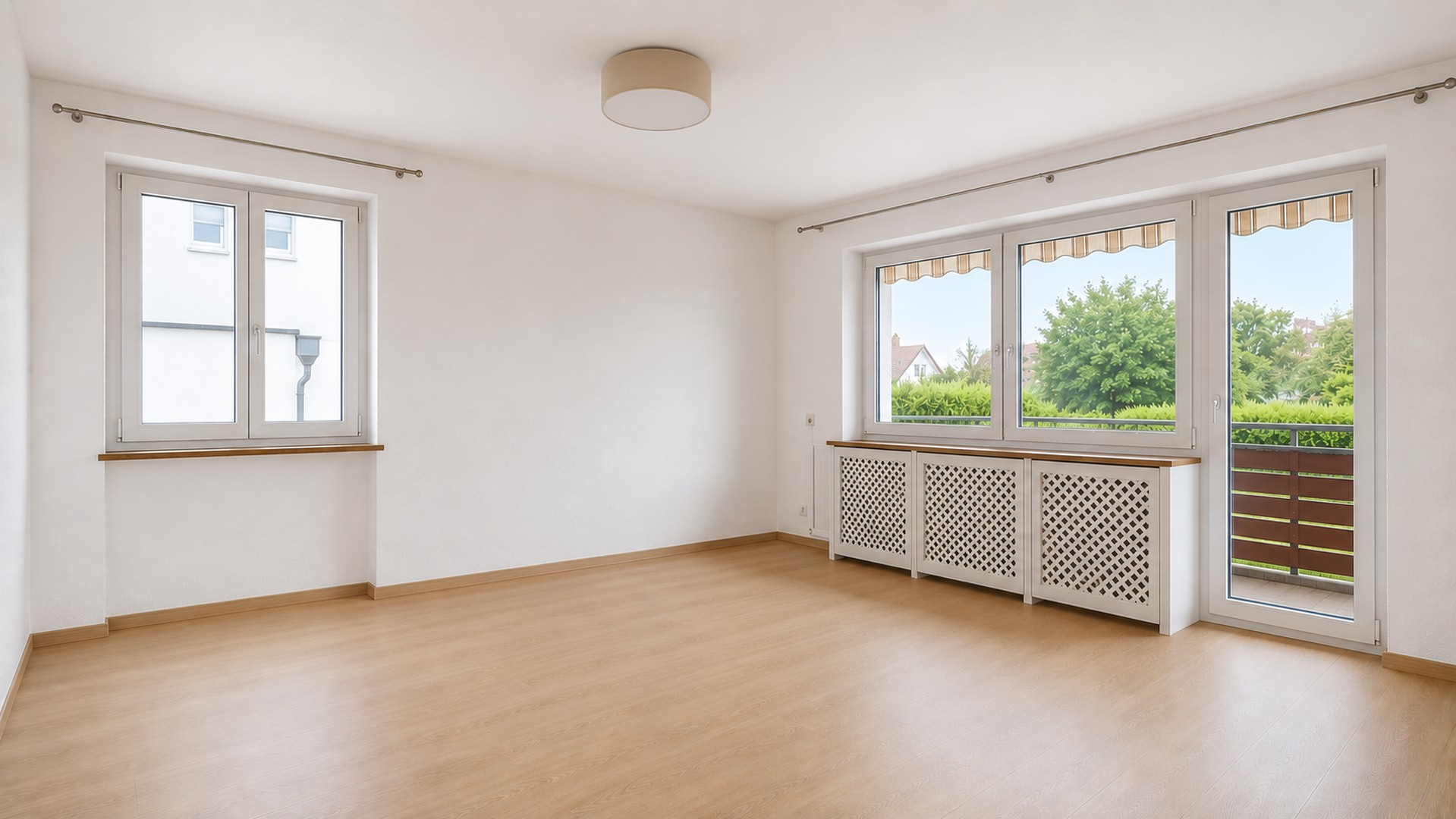 Wohnzimmer mit Balkon