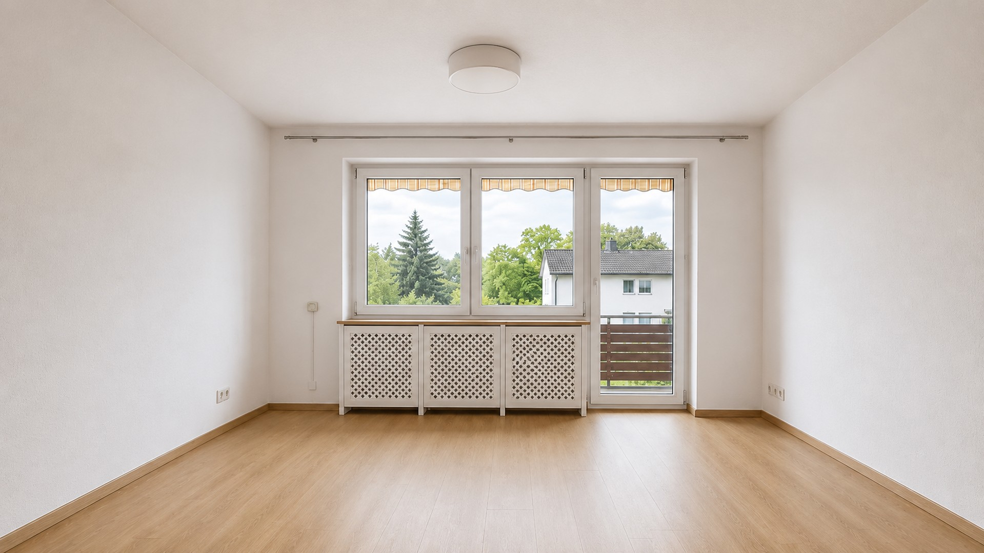 Wohnzimmer mit Balkon