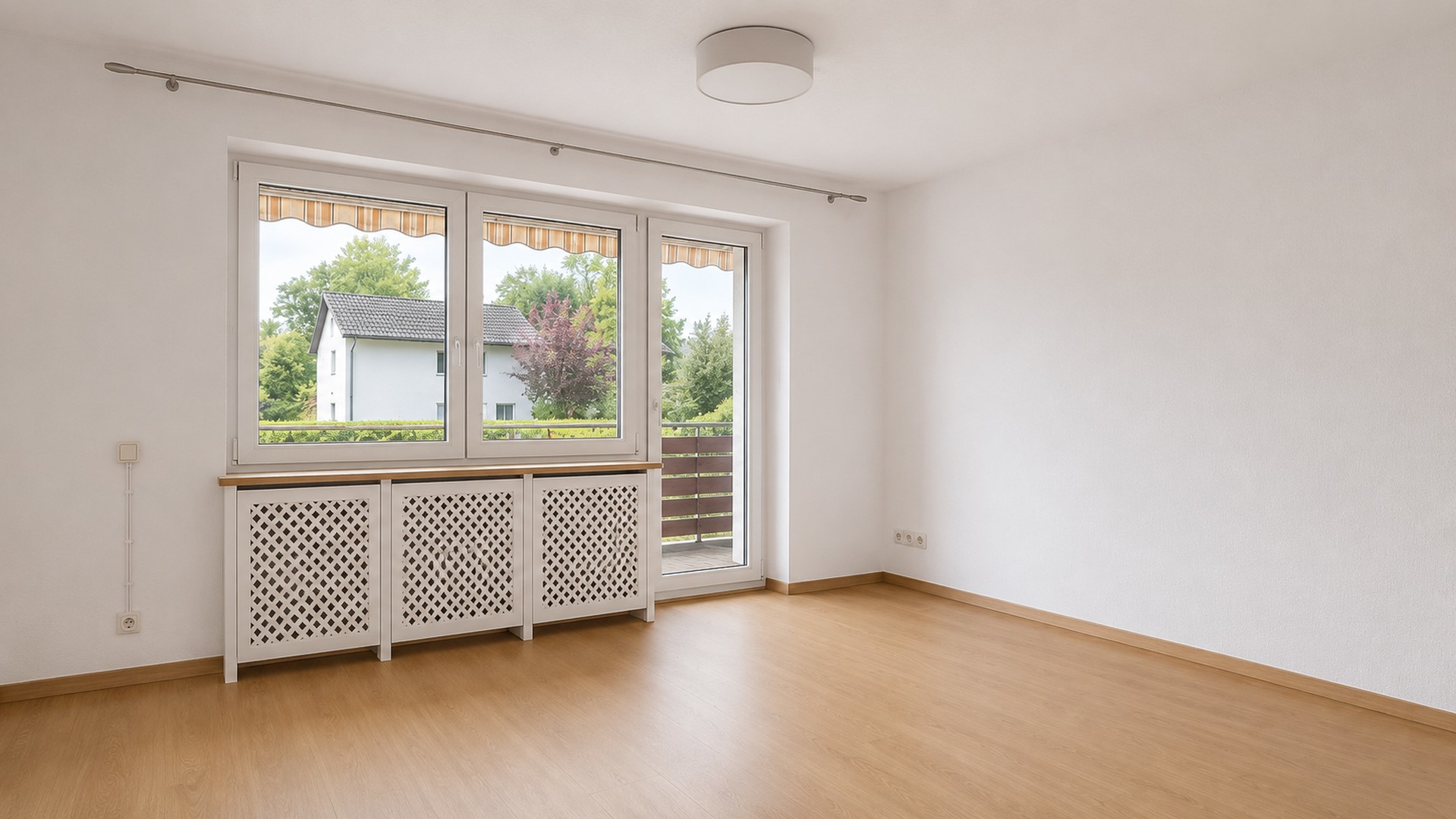 Wohnzimmer mit Balkon