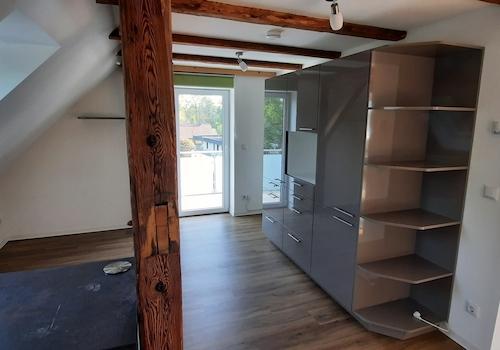 Küche mit Zugang zum Balkon