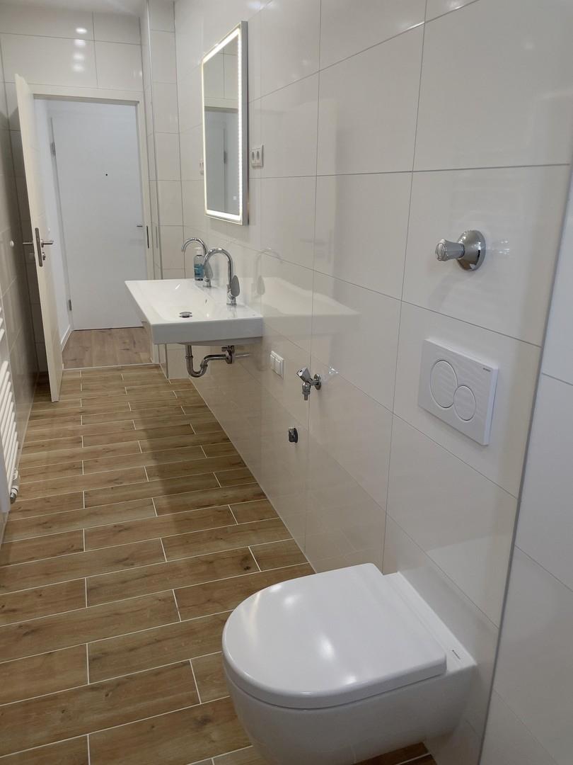 Hänge-WC u. Doppelwaschbecken