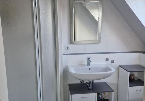 Bad mit Dusche im KiZi 2