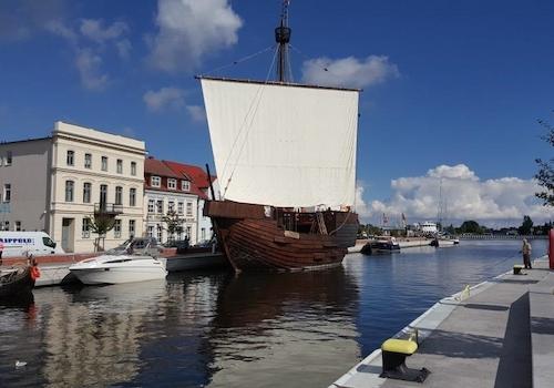 Hansekogge im Hafen