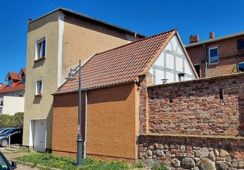 Hausrückseite am Vormittag