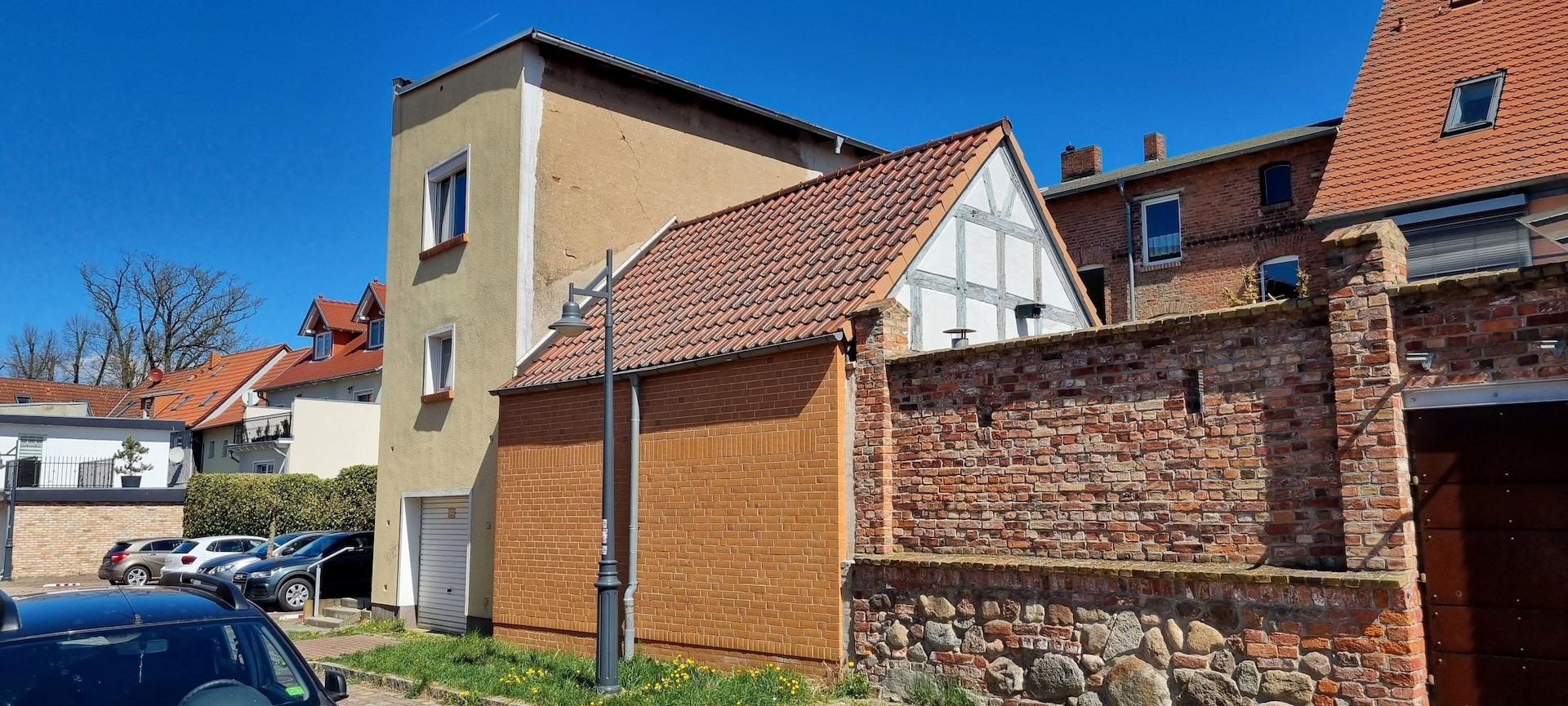 Hausrückseite am Vormittag