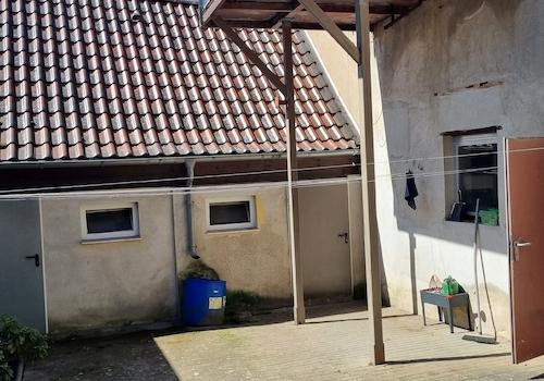Innenhof - Zugang zur Garage und Werkstatt