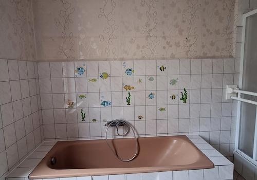 Bad mit Wanne und Dusche