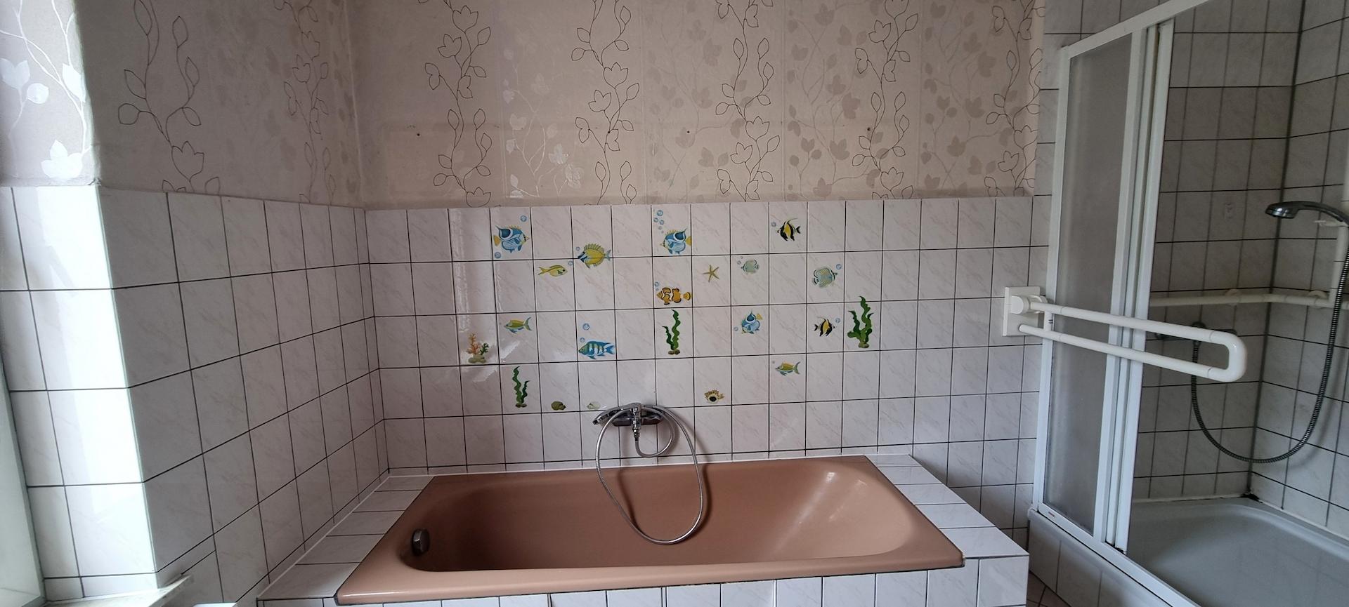 Bad mit Wanne und Dusche