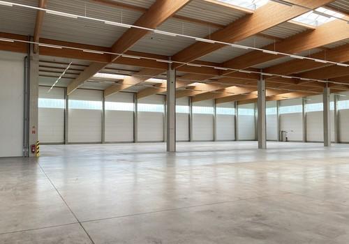 Lagerhalle Blick nach links