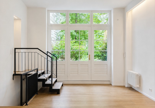 Eingangstür mit Treppe