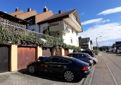 Garage mit Stellplatz 1