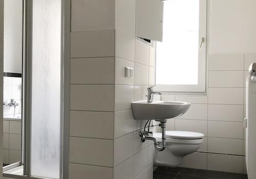 großes Bad mit Wanne und Dusche