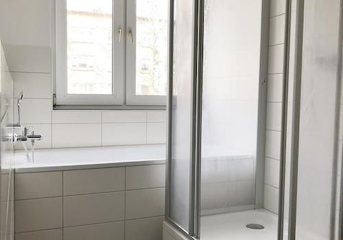 großes Bad mit Wanne und Dusche