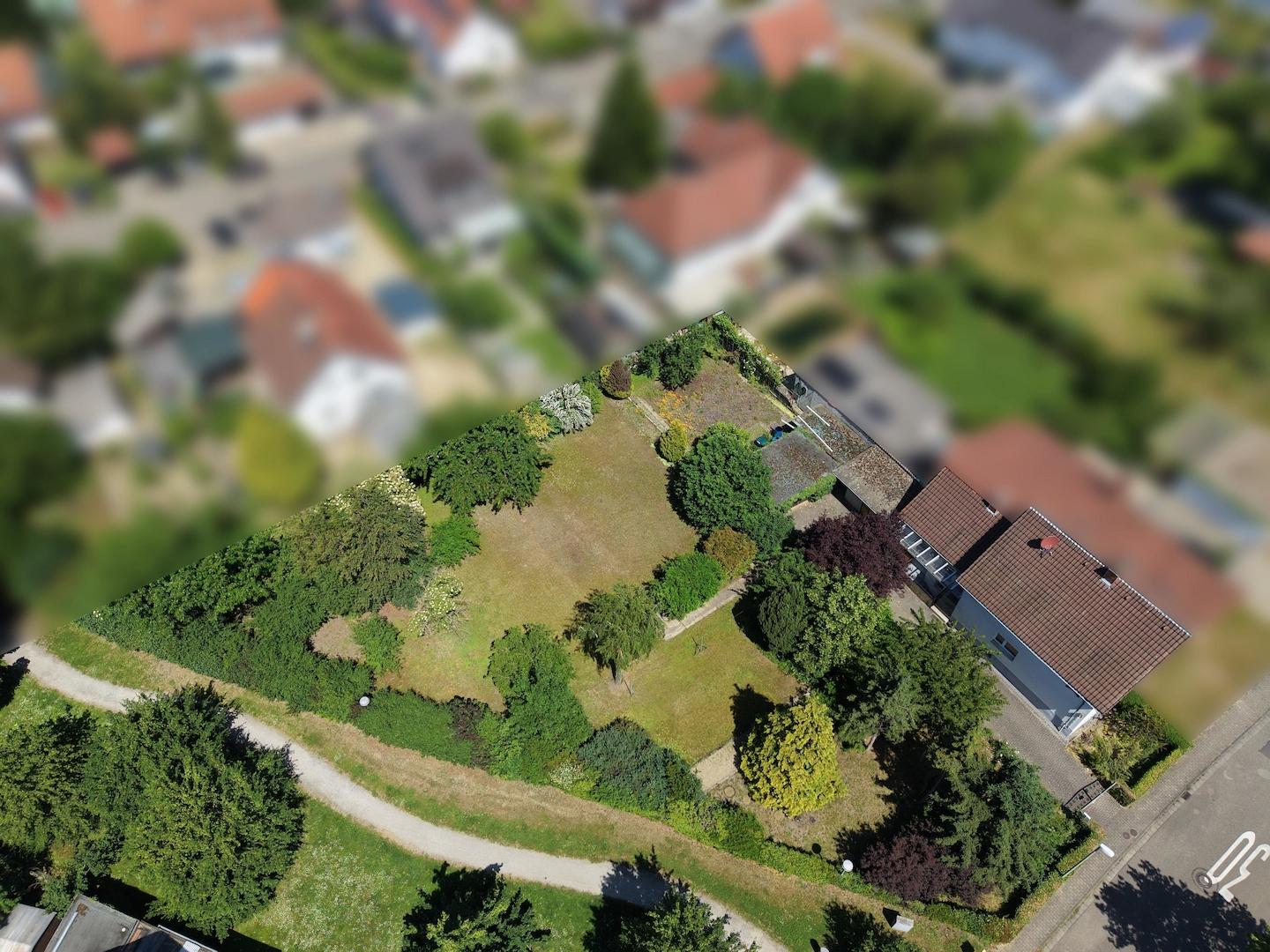 Blick auf das Haus und den großen Garten