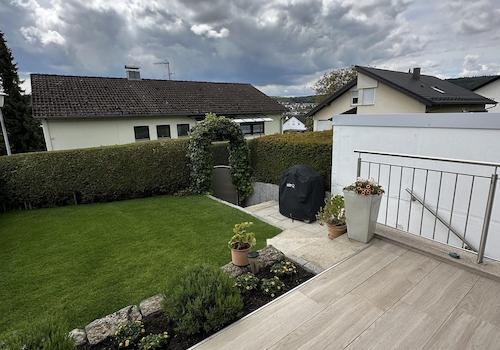 Terrasse/z.Gartentür/Keller
