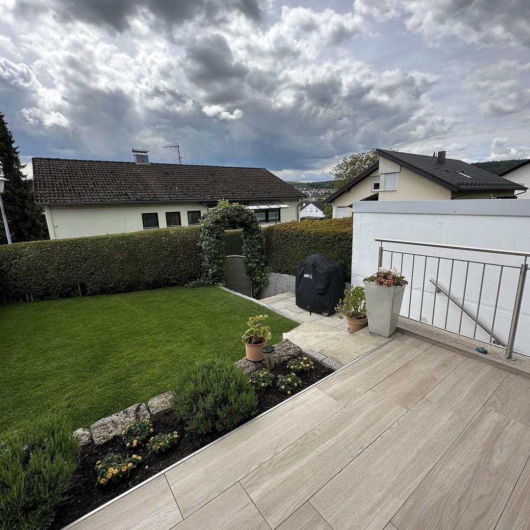 Terrasse/z.Gartentür/Keller