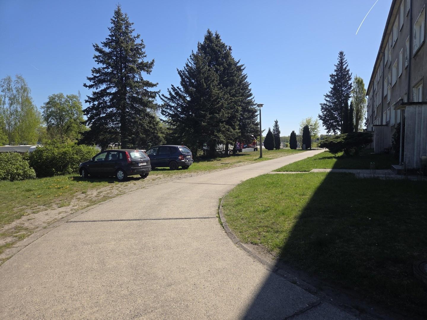 Parkplätze vor dem MFH