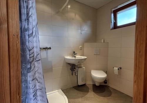 Badezimmer im Nebengebäude