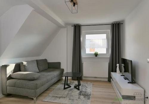Blick zu Sofa und TV