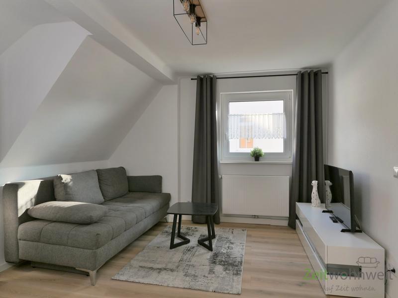 Blick zu Sofa und TV