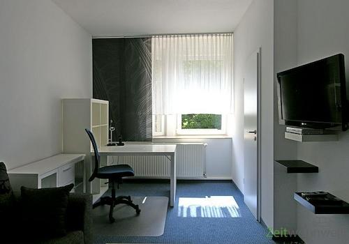 Schreibtisch und TV
