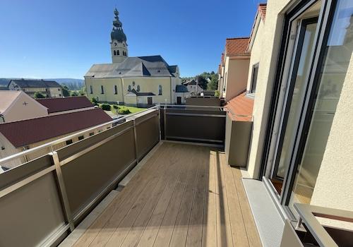 Balkon mit Blick zur Kirche