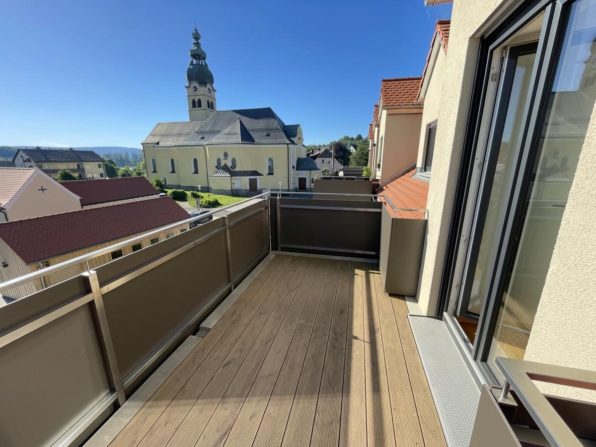Balkon mit Blick zur Kirche