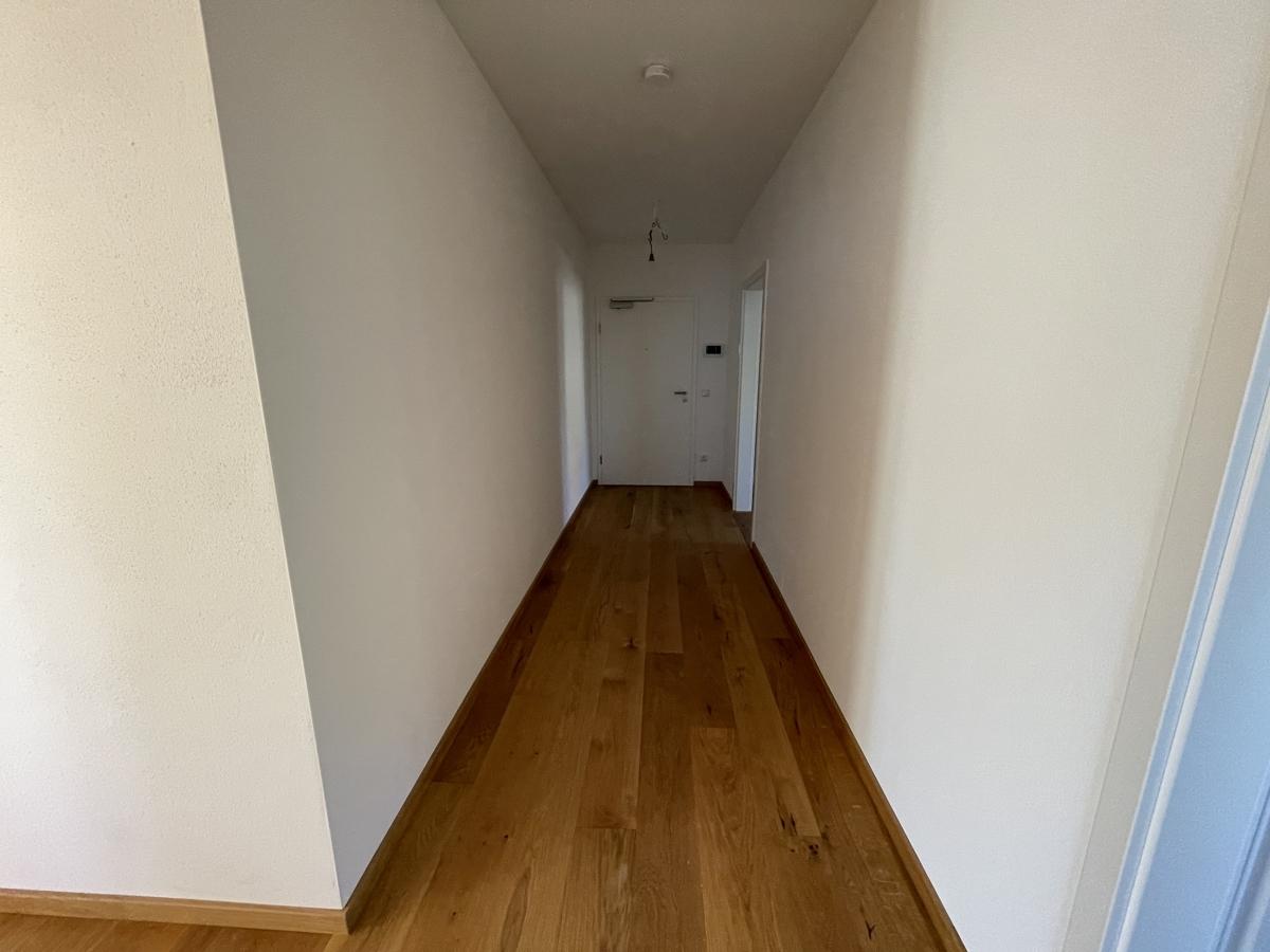 Flur mit Blick zur Eingangstür