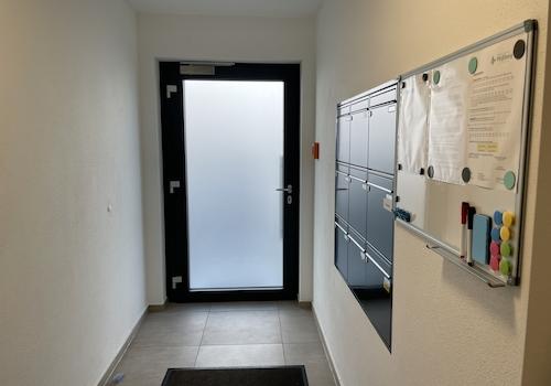 Haustür und Postkästen