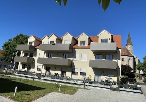 Blick zur Wohnung 2 OG rechts mit Blick zur Stellfläche vom Auto