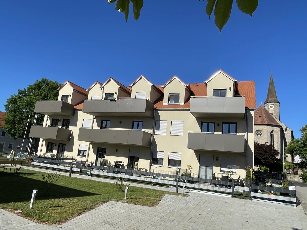 Blick zur Wohnung 2 OG rechts mit Blick zur Stellfläche vom Auto