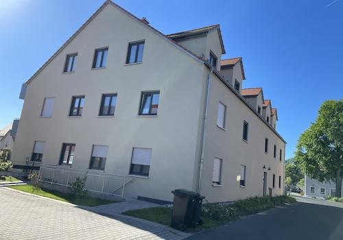 Blick zu den oberen 3 Fenstern der Wohnungen