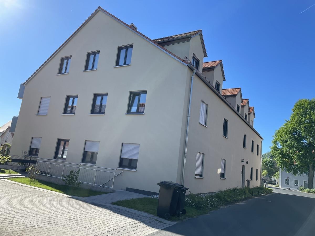 Blick zu den oberen 3 Fenstern der Wohnungen