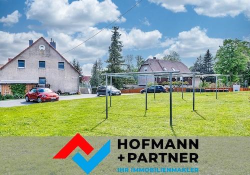 Hausansicht vom Parkplatz mit Wäschewiese