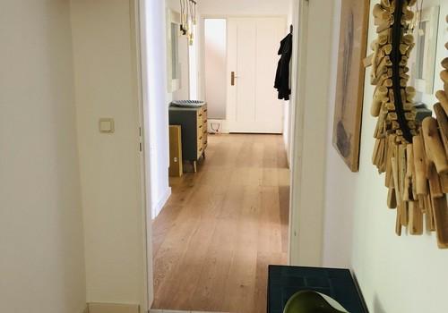 Flur mit Wohnungseingangstür