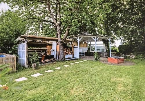 Gartenmit Pavillon