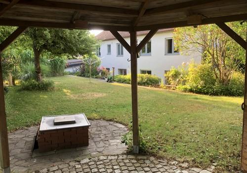 Pavillon mit Feuerstelle