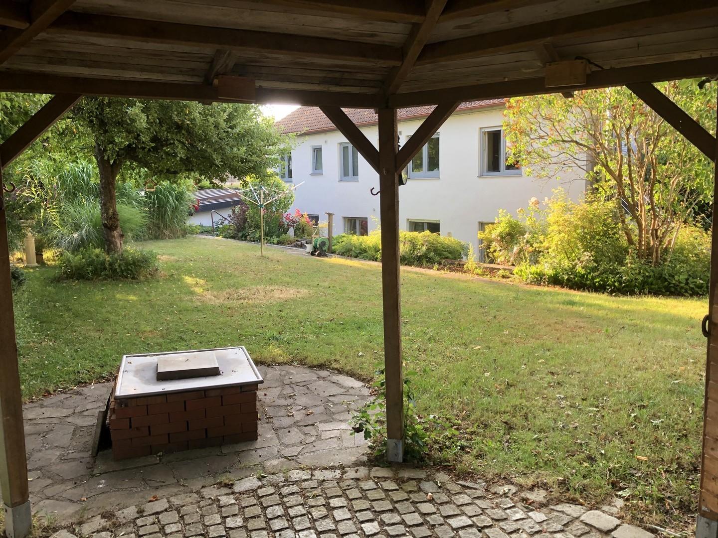 Pavillon mit Feuerstelle