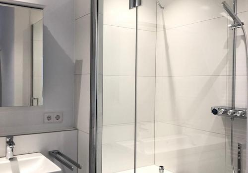 großräumige Dusche