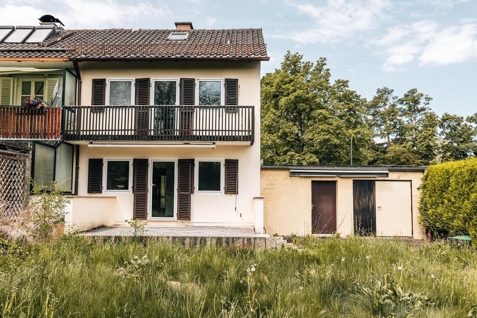 Haus Gartenansicht mit Garage